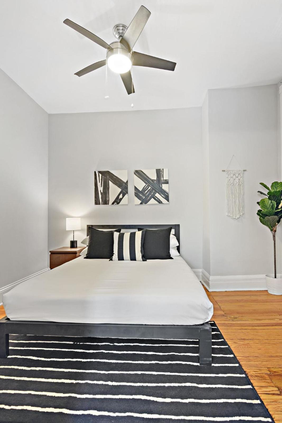 Gorgeous 2BR APT Great Location Near Wrigley Main image 1