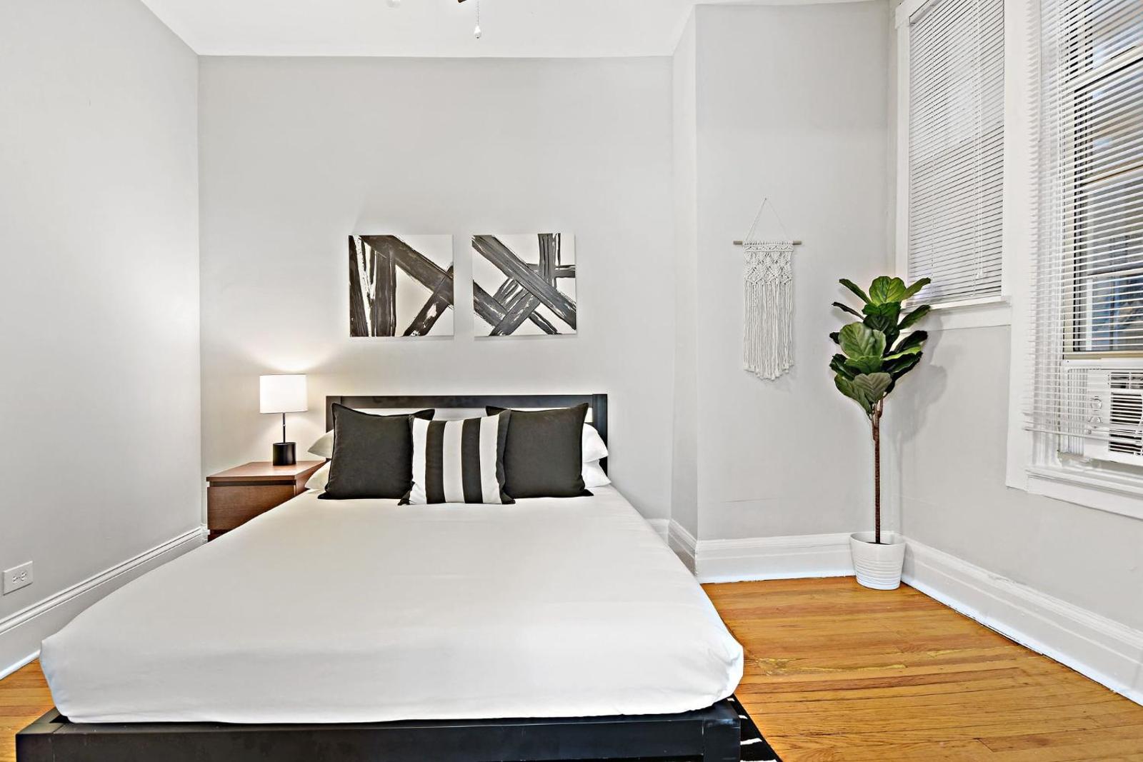 Gorgeous 2BR APT Great Location Near Wrigley Main image 2